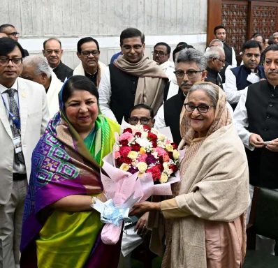 প্রধানমন্ত্রী ও সংসদ নেতা শেখ হাসিনাকে পুষ্পার্ঘ্য অর্পণ করে স্পিকার শিরীন শারমিন চৌধুরী। ছবি: প্রধানমন্ত্রীর প্রেস উইং