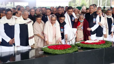 ধানমন্ডিতে বঙ্গবন্ধুর প্রতিকৃতিতে দলের নেতাকর্মীদের সঙ্গে পুষ্পার্ঘ্য অর্পণ করেন প্রধানমন্ত্রী শেখ হাসিনা। ছবি: ফোকাস বাংলা