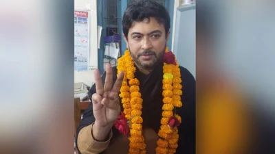 টানা তিন নির্বাচনে বিজয়ের পর জয়সূচক ভঙ্গিতে নিক্সন চৌধুরী