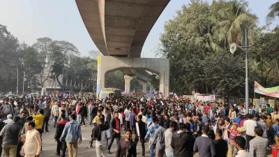 জনসভায় যোগ দিতে সদলবলে আসছেন আওয়ামী লীগ নেতাকর্মীরা। ছবি: তানভীর আহাম্মদ