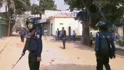 দোয়ারাবাজারে সংঘর্ষের ঘটনা ঘটেছে। পরিস্থিতি নিয়ন্ত্রণে আনে পুলিশ। ছবি: ইত্তেফাক