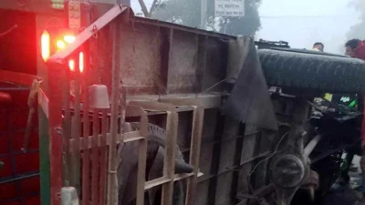সকালে উল্টে যায় নসিমন। ছবি: ফোকাস বাংলা