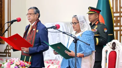 শপথ নিচ্ছেন প্রধানমন্ত্রী। ছবি: ফোকাস বাংলা
