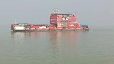 সাড়ে ৬ ঘণ্টা পর ফেরি চলাচল শুরু হয়। ছবি: ইত্তেফাক