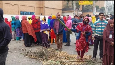নতুন বেতনকাঠামোর দাবিতে সকাল নয়টার দিকে গাজীপুরের শ্রীপুরে সড়ক অবরোধ করে বিক্ষোভ করেন শ্রমিকরা। ছবি: ইত্তেফাক