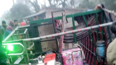 উল্টে যাওয়া নসিমনকে ঘিরে উৎসুক লোকজন। ছবি: ফোকাস বাংলা
