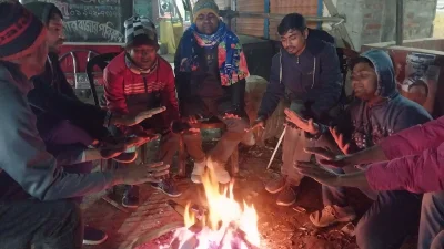 শীত নিবারণে আগুন পোহাচ্ছেন স্থানীয়রা। ছবি: ইত্তেফাক