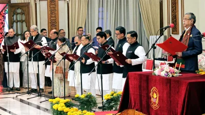 শপথ নিচ্ছেন মন্ত্রীরা। ছবি: ফোকাস বাংলা