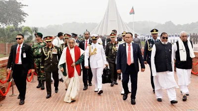 মন্ত্রিসভার সদস্যদের সঙ্গে সাভার জাতীয় স্মৃতিসৌধ ত্যাগ করেন শেখ হাসিনা। ছবি: ফোকাস বাংলা