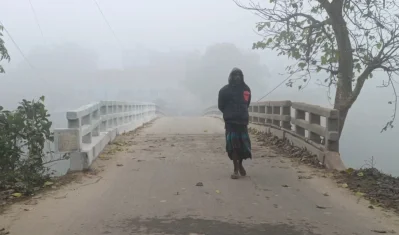 জীবিকার তাগিদে গরম পোশাকে বের হন মেহেরপুরবাসী। ছবি: ইত্তেফাক