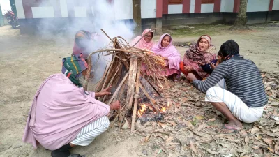 শীত নিবারণে খড়কুটো জ্বালিয়ে আগুন পোহাচ্ছেন ঈশ্বরদীবাসী। ছবি: ইত্তেফাক