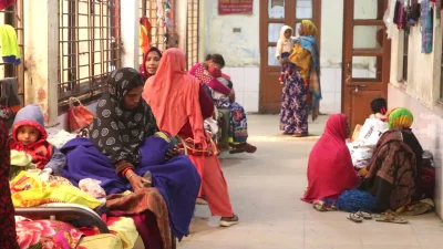 হাসপাতালে শয্যার অভাবে মেঝেতে ও বারান্দায় রোগীরা চিকিৎসাধীন। ছবি: ইত্তেফাক