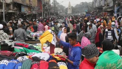 সকাল সকাল গুলিস্তানের শীতের কাপড়ের দোকানে ক্রেতার ভিড়। ছবি: ফোকাস বাংলা