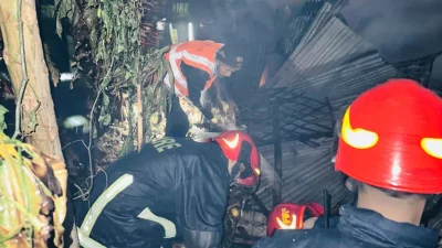 মধ্যরাতে লাগা আগুন নিয়ন্ত্রণে কাজ করে ফায়ার সার্ভিসের ১৩ ইউনিট। ছবি: সংগৃহীত