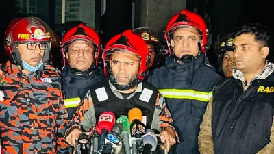 প্রেস ব্রিফিংয়ে ফায়ার সার্ভিসের পরিচালক (অপারেশন ও মেইনটেন্যান্স) লেফটেন্যান্ট কর্নেল মোহাম্মদ তাজুল ইসলাম চৌধুরী। ছবি: সংগৃহীত