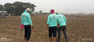ঐতিহ্যবাহী গুটিদাড়া খেলা খেলছেন অংশগ্রহণকারীরা। 