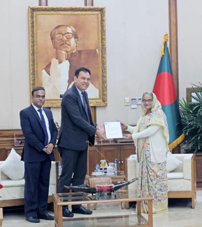 শেখ হাসিনাকে অভিনন্দনপত্র হস্তান্তর করেন এডিবির কান্ট্রি ডিরেক্টর এডিমন গিনটিং। ছবি: প্রধানমন্ত্রীর প্রেস উইং