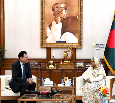 প্রধানমন্ত্রী শেখ হাসিনার সৌজন্য সাক্ষাৎ করেন এডিবির কান্ট্রি ডিরেক্টর এডিমন গিন্টিং। ছবি: প্রধানমন্ত্রীর প্রেস উইং