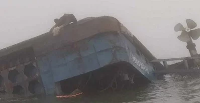 পাটুরিয়া-দৌলতদিয়া নৌরুটে ফেরিডুবির ঘটনায় ছয়জনের মরদেহ উদ্ধার করা হয়েছে। ছবি: ইত্তেফাক
