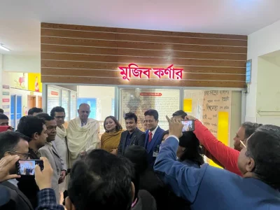 মুজিব কর্নার পরিদর্শন করেন ডা. সামন্ত লাল সেন। 