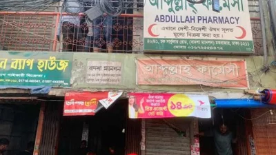 চকবাজারে দুটি দোকানে আগুন ১ ঘণ্টার চেষ্টায় নিয়ন্ত্রণে আনে ফায়ার সার্ভিস। ছবি: ফোকাস বাংলা