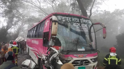 মাইক্রোবাসকে ধাক্কা দেওয়া যাত্রীবাহী বাস। ছবি: ইত্তেফাক