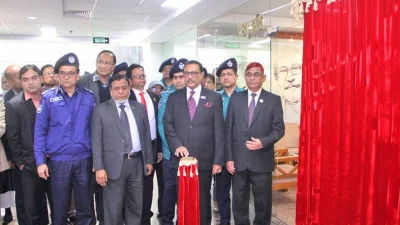 ডিএমটিসিএল এমআরটি লাইন-৬ এর অভ্যন্তরে প্রশাসনিক ভবনের &lsquo;বঙ্গবন্ধু কর্ণার&rsquo; উদ্বোধন করেন ওবায়দুল কাদের। ছবি: ফোকাস বাংলা