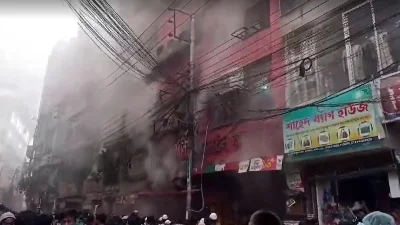শনিবার সকালে চকবাজারে ছয়তলা একটি ভবনের নিচতলায় দুটি দোকানে অগ্নিকাণ্ডের সূত্রপাত হয়। ছবি: ফোকাস বাংলা