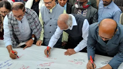 বক্তব্য শেষে সবাইকে সঙ্গে নিয়ে গণস্বাক্ষর করেন মঈন খান। ছবি: ফোকাস বাংলা