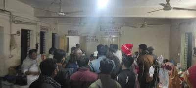বিয়ে বাড়ির খাবর খেয়ে বিষক্রিয়ায় গুরুতর অসুস্থদের লক্ষ্মীপুরের রায়পুর উপজেলা স্বাস্থ্য কমপ্লেক্সে নেওয়া হয়। ছবি: ইত্তেফাক