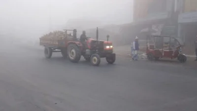 ফুলবাড়ীতে হেডলাইট জ্বেলে যান চলাচল করছে। ছবি: ইত্তেফাক