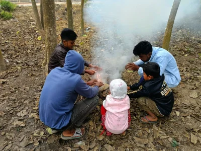 উষ্ণতার জন্য চুয়াডাঙ্গায় অনেকেই আগুন পোহাচ্ছেন। ছবি: ইত্তেফাক