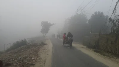 সিরাজগঞ্জের চৌহালীতে শীতের তীব্রতা। জীবিকার তাগিদে ঘরের বাইরে নিম্নবিত্তরা। ছবি: ইত্তেফাক