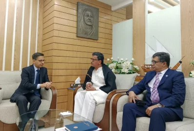 ভারতের হাইকমিশনার প্রণয় ভার্মার সঙ্গে বৈঠকে নৌ পরিবহন প্রতিমন্ত্রী খালিদ মাহমুদ চৌধুরী। ছবি: সংগৃহীত