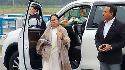 বুধবার বর্ধমানে প্রশাসনিক বৈঠকে যাওয়ার আগে মুখ্যমন্ত্রী মমতা বন্দ্যোপাধ্যায়।