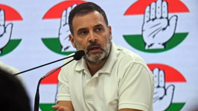 নাম না করেই রাহুল গান্ধীকে &lsquo;কটাক্ষ&rsquo; করেছেন মমতা ব্যানার্জি।