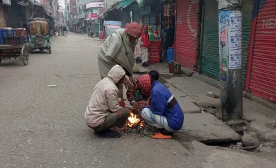 সড়কে আগুন জ্বালিয়ে শীত নিবারণের চেষ্টা