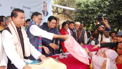 ধানমন্ডিতে শীতবস্ত্র বিতরণ করে আওয়ামী লীগের ত্রাণ ও সমাজকল্যাণ উপকমিটি। ছবি: ফোকাস বাংলা