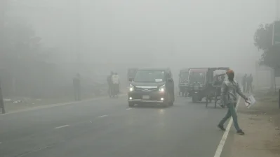 ঘন কুয়াশার কারণে যান চলাচলে বিঘ্ন ঘটছে। চলছে হেডলাইট জ্বেলে। ছবি: ইত্তেফাক