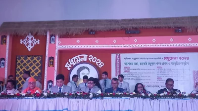 মধুমেলার মঞ্চে অতিথিরা। ছবি: ইত্তেফাক