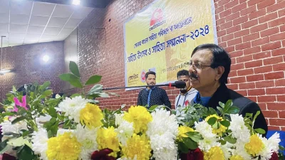 সম্মাননা পেয়ে অনুভূতি প্রকাশ করেন কবি সাইফুল্লাহ মাহমুদ দুলাল। ছবি: ইত্তেফাক
