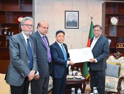 জাতিসংঘের খাদ্য ও কৃষি সংস্থার প্রতিনিধি জিয়াওকুন শি&rsquo;র ক্রেডেনশিয়ালস গ্রহণ করছেন মন্ত্রী।