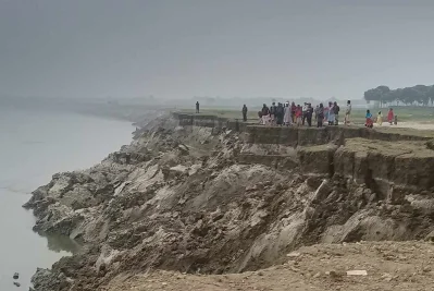 প্রমত্তা পদ্মায় বিলীন হয়ে যাচ্ছে আবাদী জমি। ছবি: ইত্তেফাক