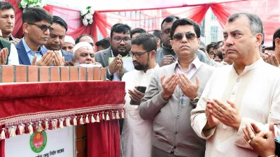 ভিত্তিপ্রস্তুর স্থাপন শেষে মোনাজাতে অংশ নেন পরিবেশমন্ত্রী সাবের হোসেন চৌধুরী। সঙ্গে ছিলেন ঢাকা দক্ষিণ সিটির মেয়র ব্যারিস্টার শেখ ফজলে নূর তাপস। ছবি: ফোকাস বাংলা