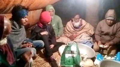 ঈশ্বরদীতে গরু চুরি ঠেকাতে রাত জেগে পাহারা দেয় গ্রামবাসী। ছবি: ইত্তেফাক