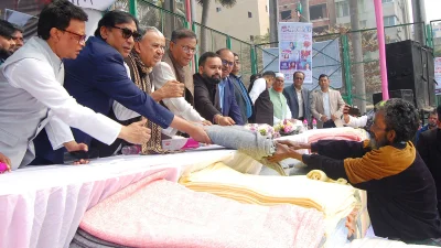লালবাগে শীতবস্ত্র বিতরণ করেন পররাষ্ট্রমন্ত্রী হাছান মাহমুদ। ছবি: ফোকাস বাংলা