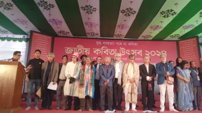 জাতীয় কবিতা উৎসবের মঞ্চে কয়েকজন দেশ-বিদেশের কবি। ছবি: মাহবুব সেতু