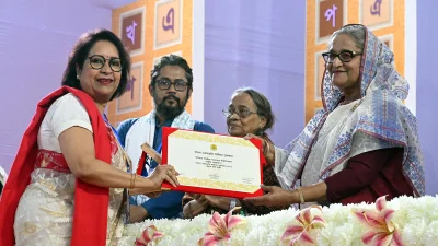 পুরস্কার তুলে দিচ্ছেন প্রধানমন্ত্রী শেখ হাসিনা। ছবি: পিএমও