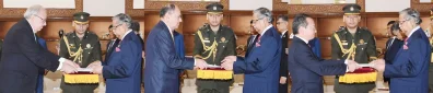 রাষ্ট্রপতি মো. সাহাবুদ্দিনের কাছে অনাবাসিক রাষ্ট্রদূতগণ নিজ নিজ পরিচয়পত্র পেশ করছেন। ছবি: ফোকাস বাংলা