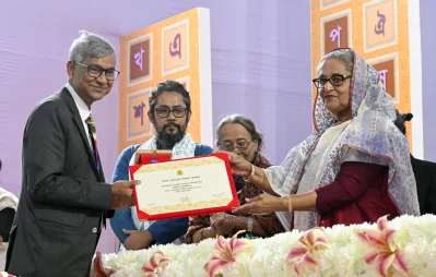 পুরস্কার তুলে দিচ্ছেন প্রধানমন্ত্রী শেখ হাসিনা। ছবি: পিএমও